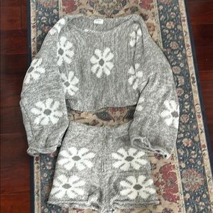 Storia Gray and White Crew Neck Sweater with Floral Design